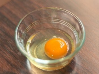 step3: 小碗中打開雞蛋