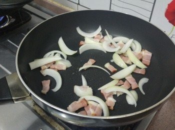 step2: 同時用易潔鑊下小許油爆香洋蔥，煙肉, 慢火爆炒至洋蔥半熟