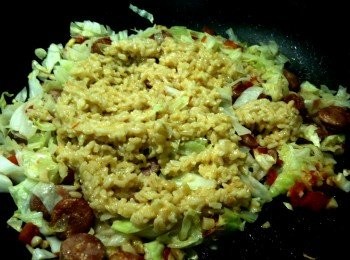 step9: 加飯：將步驟1的飯加進來，用鍋鏟稍微拌炒一下，蓋上鍋蓋。待米粒的水份收乾時，打開鍋蓋，用鍋鏟稍微拌炒一下。