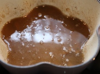 step7: (7) 待白酒蒸發餘下1/3則加入羊肚水