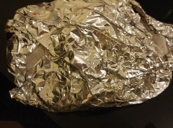 step3: 出面嗰層係錫紙,放入氣炸鍋預設200度焗40分鐘或焗爐焗40分鐘。