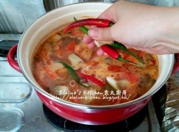 step7: 加入適量熱水 , 冬蔭功料包材料拌勻 , 用中火煮滾後蓋上蓋煮15分鐘