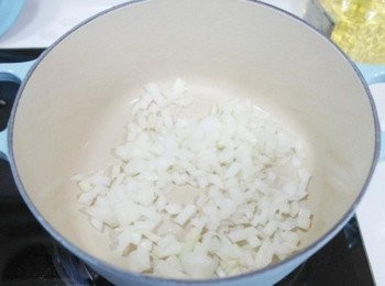 step1: 將洋蔥切成小塊狀!!! 取一鍋倒入些許油後放入洋蔥拌炒至香氣出來~~