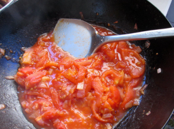 step7: 燉至番茄軟爛後加入番茄醬，翻炒均勻。