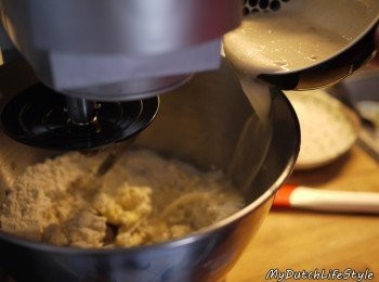 step2: 將麵粉、糖、鹽巴、奶油(溶化後)最後加入雞蛋攪勻。攪拌後沒多久隨即加入發酵液，一起拌攪!