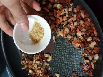 step4: 加入1茶匙砂糖炒勻