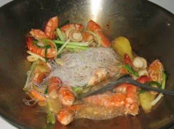 step5: 下粉絲快炒，下調味，轉細火，蓋蓋煮約 1 分鐘至收汁便可 (試味)