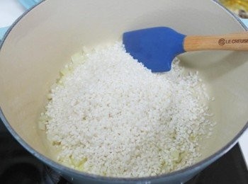 step4: 洋蔥香氣出來後倒入白米拌炒~~