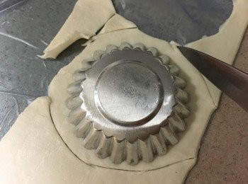 step1: 取出急凍酥皮放置略為軟身，跟住放上撻模先用刀界成正方形，再切走四個角位