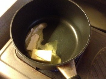 step1: 放牛油落煲細火煮溶