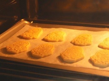 step12: 放入己預熱至170℃的焗爐，中低層烤13分鐘。