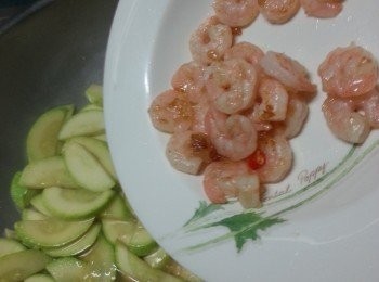 step11: 加入蝦仁炒勻