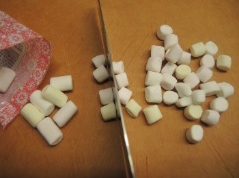 step7: 迷你綿花糖切一半。