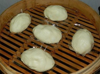 step11: 包好後沾點油，再放在粿紙上