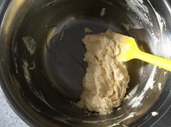 step3: 加入楓糖漿拌匀，然後加入雞蛋攪滑。