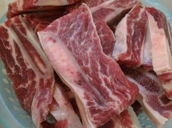 step1: 牛仔骨切件與醃料拌勻醃半小時。
醃料:
生抽(醬油)1湯匙，雞粉1茶匙，砂糖2茶匙，麻油半湯匙，油半湯匙，粟米(玉米粉)2茶匙，胡椒粉適量。