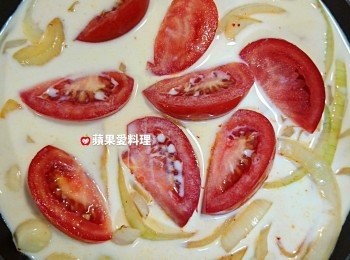 step8: 放入蕃茄，倒入鮮奶，蓋鍋蓋燜煮至蕃茄變軟（約5分鐘）。