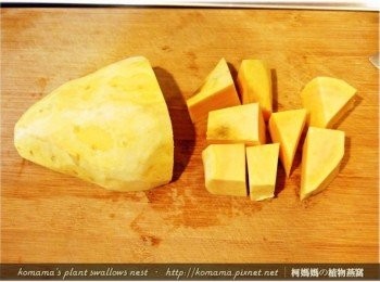 step2: 將地瓜用清水洗淨，削皮後並分切成適當的大小。
