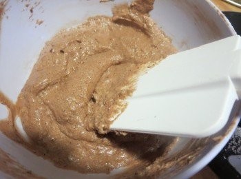 step5: 先加入一半牛奶攪拌，待牛油麵糊變濕潤，篩入一半可可粉拌勻，重複以上步驟一次，輕力攪拌至麵糊變稠身，呈光滑質地的可可粉漿。