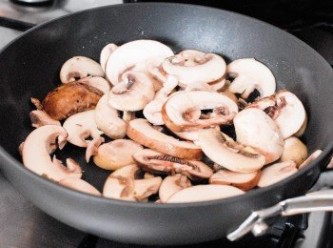 step2: 在鑊內下油，下一湯匙橄欖油，下蒜片及磨菇，用中火煮數分鐘至磨菇變軟身