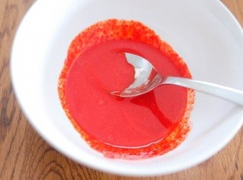 step1: 酪奶buttermilk做法：將10毫升的牛奶加入1/4小匙檸檬汁，拌勻，靜置五分鐘。然後下紅色食用色素拌勻，備用