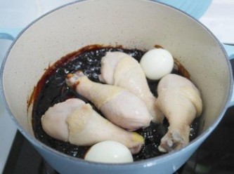 step5: 醬油滾了之後放入雞腿及白煮蛋~~