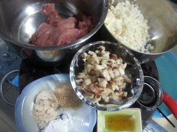 step5: 準備好各材料,冬菇浸軟切碎,將馬蹄.冬菇.豬肉用醃肉料醃30分鐘以上.