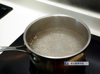 step3: 用另一小煲把西米放滾水(不要關蓋)煮8分鐘，關火，關蓋焗10分鐘。此時西米應在半熟狀態，未完全透明。