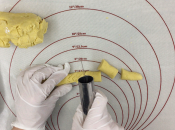 step5: 拌成不黏手的麵團，切成你喜愛同等分量，備用。
 (麵團如會裂開加點水再搓)