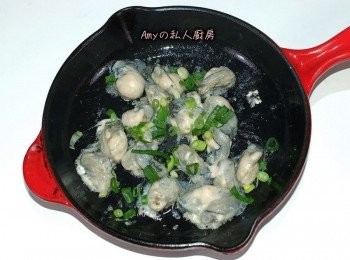 step4: 將油倒入鍋裡加熱後,放入蚵仔或蝦仁及蔥花拌炒一下