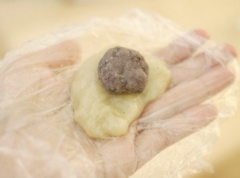 step7: 再沾上糯米粉或椰子粉即成！（糯米粉要先放入平底鍋內，不用加油，用小火煮5分鐘）