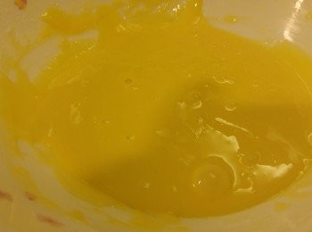 step2: 將蛋液和鹽慢慢加入生粉內攪勻,不要太稀。