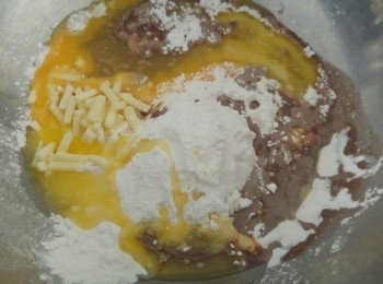 step2: 除朱古力粒備用, 將所有材料混合攪混後用手搓混。