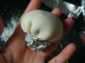 step5: 在收口處“把子”上抹一點油，再裹上兩圈烘焙錫箔紙，要鬆緊適當，烘焙紙起整形固定作用。