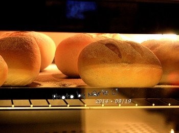 step7: 《烘王A+ HW-9988，預熱 上170度、下170度》

先將烤箱設定好

上火：         170度
下火：         170度
烤盤放置：      上層
烘焙時間：    20分鐘

※ 每台烤箱的狀況皆不相同，請依自家烤箱的狀況做調整設定。