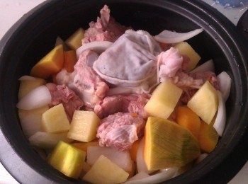 step3: 將準備好的<span class="group_1">食材</span>，全部放入鍋中，滷包放於最上層，加入約8分滿水用電子燉鍋開始燉煮，大約20分鐘時將滷包撈起丟棄，繼續燉煮至電源跳起~