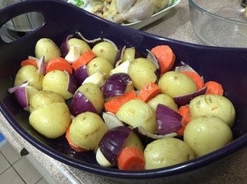 step4: 新薯先蒸15分鐘至熟， 連紅甘荀，洋蔥片放在焗盤上，加入室溫軟牛油，鹽及黑椒撈勻