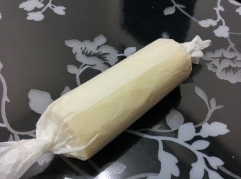 step11: 這次要加點力度， 將卷好的瑞士卷用牛油紙包裹， 紐好兩端， 放入雪櫃冷藏1小時定型