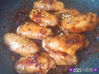 step4: 再燒熱煎鑊，倒入<a href="https://bit.ly/3zHU5V3" target="_blank" data-keyword="雞翼" class="guide-link"><strong>雞翼</strong></a> <span style="display:inline-block;vertical-align:middle;margin-top:-3px;color:initial;border-radius:3px;padding:2px 3px;font-size:12px;line-height:14px;background:#87d300;color:#fff;">即買</span> 調味料煮滾，將<a href="https://bit.ly/3zHU5V3" target="_blank" data-keyword="雞翼" class="guide-link"><strong>雞翼</strong></a> <span style="display:inline-block;vertical-align:middle;margin-top:-3px;color:initial;border-radius:3px;padding:2px 3px;font-size:12px;line-height:14px;background:#87d300;color:#fff;">即買</span> 回鑊，用慢火約8分鐘，之後再轉大火煮至汁濃稠。