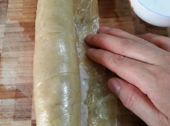 step9: 將芋頭卷起,於最邊位搽上水,令腐皮可以埋口