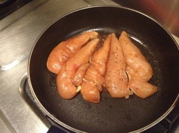 step3: 用一點點油煎雞肉