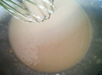 step2: 篩入低筋麵粉及泡打粉，加入牛奶，香草精及菜油拌勻，讓粉漿靜止10分鐘