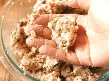 step10: 逐湯匙加入浸泡蝦米的水到芋頭蓉中拌勻，重覆至芋頭蓉按壓後不易散開但不黏手的狀態。