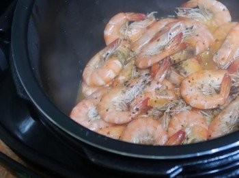 step5: 蓋上鍋蓋用"無水烹"續蒸悶約8分鐘，然後取消多餘時間，
打開鍋蓋，蒜香奶油胡椒蝦即完成