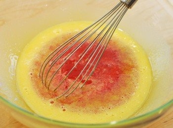 step3: 加入<span class="group_1">草莓泥</span>，攪拌至均勻