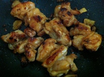 step3: 2的步驟煎干后，再多加1匙淡醬油煎至雞肉吸乾淡醬油即可。