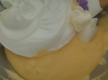 step5: 之後將餘下的蛋白再混合攪混。