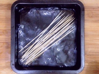 step3: 竹籤用水浸半小時左右，以防煎時會焦燶