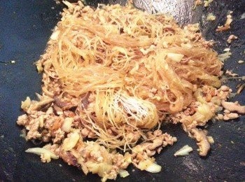 step4: 最後加入冬粉拌勻把湯汁吸乾{冬粉不能燙過}起鍋前加入青蔥珠即可盛盤