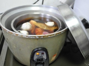 step4: 備料齊全後，將湯鍋放入，外鍋則5-6分滿水。再來就是全部交給家裡的【大同電鍋】，按下電源蓋上鍋蓋開始燉煮~